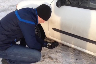 Jak odpalić auto bez kabli i pchania, gdy padł Ci akumulator?! Zobacz rewelacyjny patent!