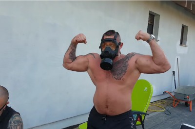 Jak otworzyli puszkę to nawet maska gazowa nie pomogła! Zobacz degustację kiszonego śledzia