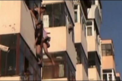 Jak rzucił ją chłopak, chciała wyskoczyć oknem. Jego reakcja zaskoczyła przechodniów.