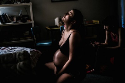 Jego dziewczyna postanowiła rodzić w domu! 20 godzinny poród uchwycił na niesamowitej sesji zdjęciowej! 