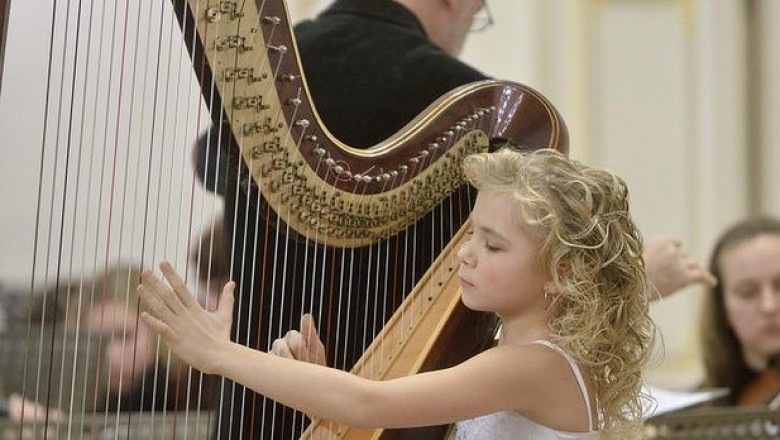 Jej talent mnie powalił! 9 latka grająca na harfie przyćmiewa całą orkiestrę!