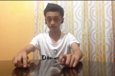 Jemu perkusja nie jest potrzebna! Chłopak pokazuje niezwykły talent za pomocą dwóch długopisów!