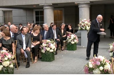 Już czekał na przyszłą żonę przy ołtarzu! Nagle pojawił się dziadek który coś rzuca i rozbawia gości do łez!