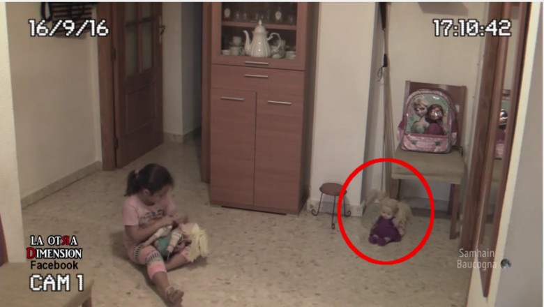 Kamera nagrywa bawiącą się dziewczynkę! To co dzieje się z jej lalką w 30 sekundzie przyprawia o dreszcz!