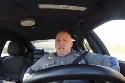 Kamera w radiowozie nagrała zachowanie tego policjanta w czasie pracy! Wideo zostało hitem!