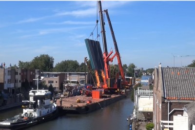 Katastrofa dwóch dźwigów pływających w Holandii w trakcie budowy mostu!