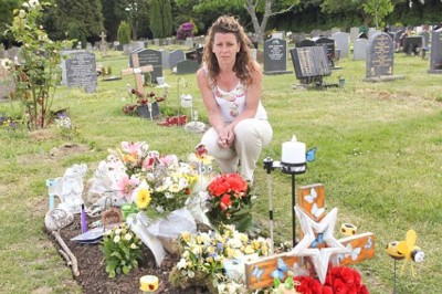 Każą matce usunąć nagrobek zmarłego niedawno syna! Zobacz jak wygląda ludzka zawiść! 