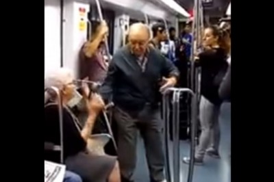 Kilku nastolatków zaczyna rapować w metrze! W pewnym momencie starszy pan wstaje i szokuje wszystkich!