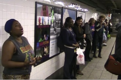 Ludzie zatrzymywali się słysząc jej głos! Bezdomna kobieta wykonuje kawałek Beyonce na stacji metra!