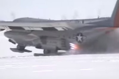 Ma dopalacze i największe narty świata! Olbrzymi C-130T JATO-start z lodowca na Antarktydzie! 