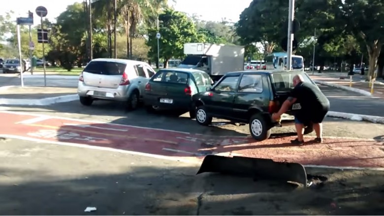 Ma parę w łapach! Wk*rwiony rowerzysta przestawia auto zaparkowane na ścieżce rowerowej