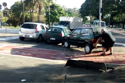 Ma parę w łapach! Wk*rwiony rowerzysta przestawia auto zaparkowane na ścieżce rowerowej