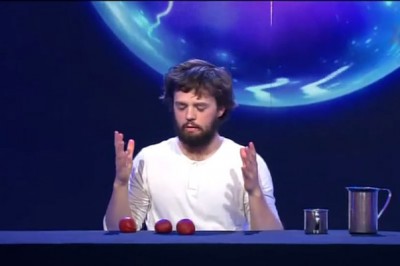 Magicznie szybkie ręce! Sztukmistrz swoim występem wprawia w osłupienie! 