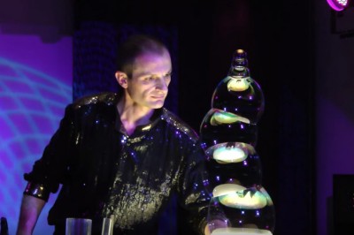 Magiczny pokaz! Mistrz mydlanych baniek - Robert 