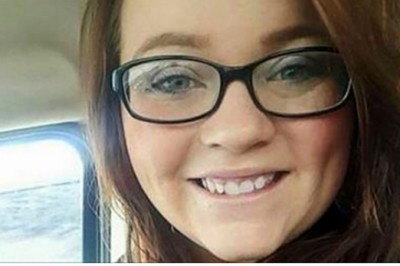 Mając tylko kilka chwil życia, matka zawija swoją córeczkę w szmaty i wyrzuca przez okno! 