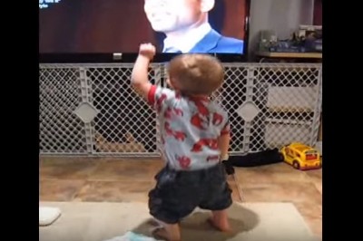 Maluch bawił się autkiem kiedy usłyszał swoją ulubioną piosenkę! Jego reakcja jest przesłodka!  