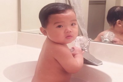 Maluszek puszcza bąka podczas kąpieli w zlewie! Zobacz jak sam się przestraszył tego co po chwili poczuł!