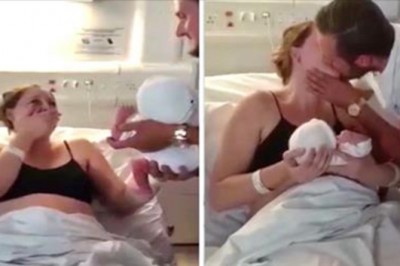 Mama bierze pierwszy raz na ręce noworodka! Gdy widzi napis na jego śpioszkach to wstrzymuje oddech!