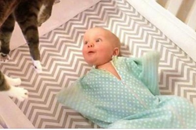 Mama pokazuje swojej malutkiej córeczce specjalnego domownika! Jej reakcja jest po prostu przecudna!