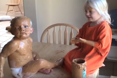 Matka zostawiła dzieci na dłuższą chwile same. Zszokowało mnie jak się bawiły!