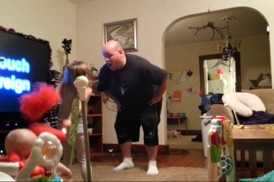 Matka zostawiła dzieci same z tata. Tego co uchwyciła kamera, na pewno się nie spodziewała! 