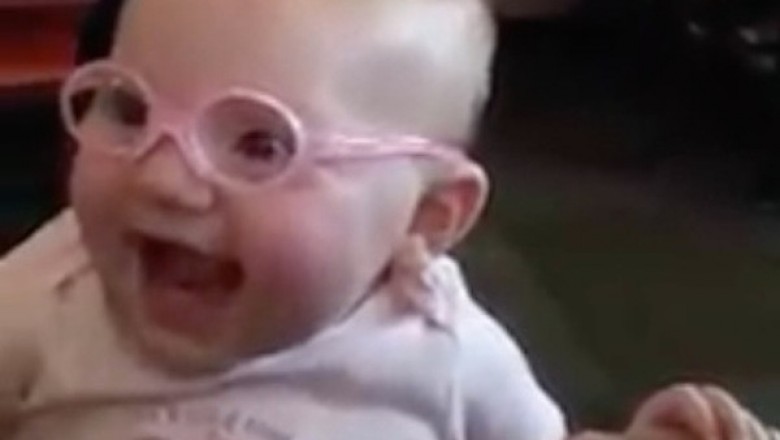 Mała dziewczynka pierwszy raz spogląda na świat w okularach. Jej reakcja powaliła rodziców.