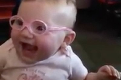 Mała dziewczynka pierwszy raz spogląda na świat w okularach. Jej reakcja powaliła rodziców.