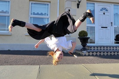 Mała uśmiechnięta 9 latka zamienia się w wojowniczkę gdy wyciąga miecz! Jurorzy zaniemówili! 