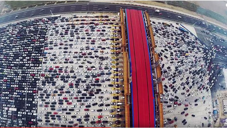 Mega korek na autostradzie w Chinach. 42 rzędy aut czekające na wjazd. Masakra!