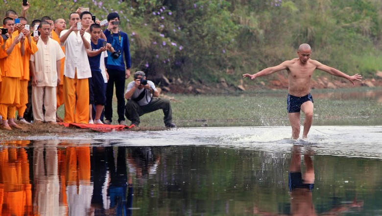 Mnich Shaolin po latach ćwiczeń bije rekord "chodzenia po wodzie". Niesamowite zdolności! 
