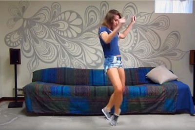 Muzyka opanowała jej ciało. Jej ruchy hipnotyzują, dziewczyna ma talent! 