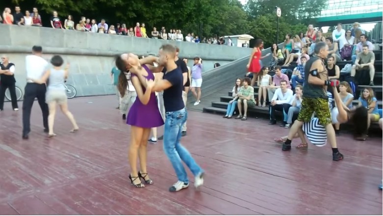 Myślałam w pewnym momencie, że zaczął ją dusić! Niezwykle hipnotyzujący uliczny taniec w Rosji! 