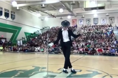 Myśleli, że to reinkarnacja Michaela Jacksona! Taniec na szkolnym boisku został hitem internetu! 