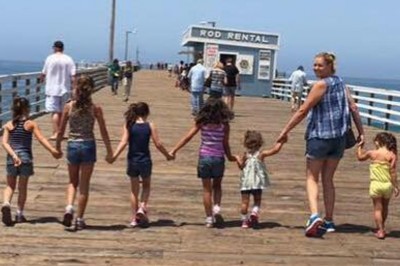 Młoda mam pozuje ze swoimi 6 małymi córeczkami! Teraz zobacz je gdy się odwróciły! 