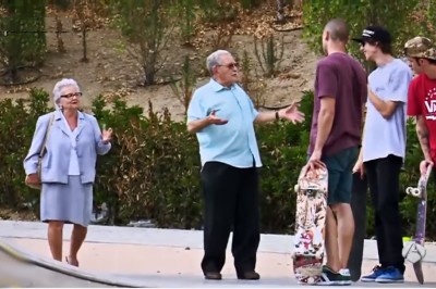 Młodzież znów kłóciła się ze starszymi o hałas na osiedlu! Wtedy dziadek złapał jedną deskorolkę i zrobił TO! 