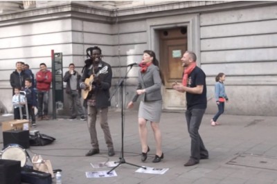 Na początku nieśmiało, ale później się rozkręciła! Kobieta spontanicznie dołącza do ulicznego grajka!