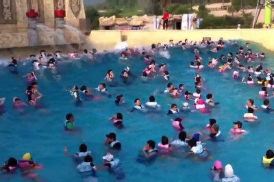 Najlepsza atrakcja turystyczna! Basen z 2 i pól metrową falą która rzuca turystami wygląda przerażająco! 