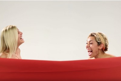 Najlepsze przyjaciółki zobaczyły się pierwszy raz nago. Zobacz reakcje kobiet!