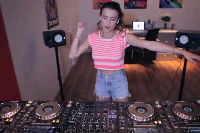 Nie dość, że fajna z niej dziewczyna to do tego świetna Dj-ka! Juicy M w swoim żywiole!