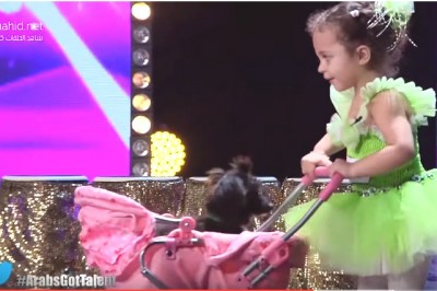 Niesamowity pokaz tresury psa w wykonaniu słodkiej czterolatki! Nie dasz rady się nie uśmiechać 