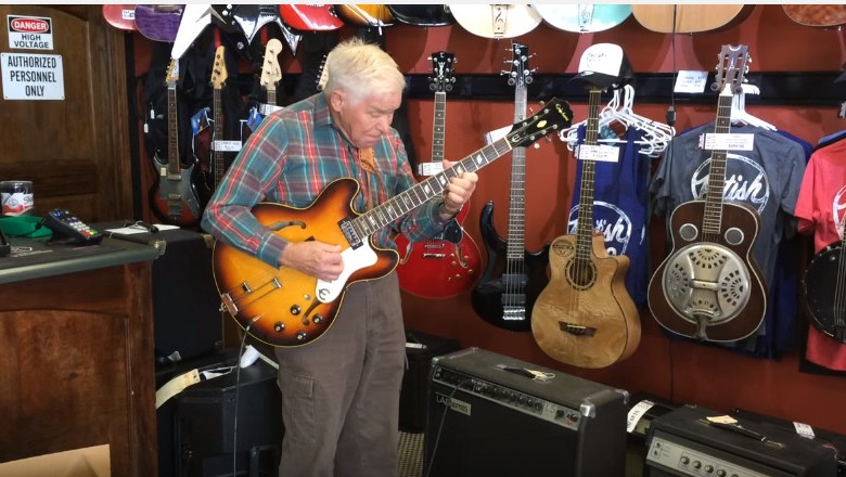 Niesamowity popis 80 latka w sklepie z gitarami! Facet ma wrodzony talent!