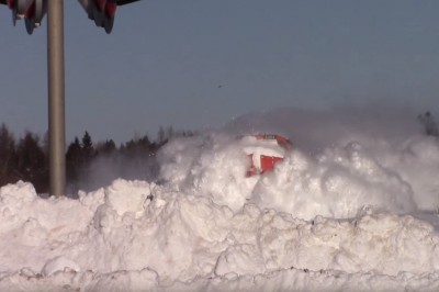 Niesamowity widok pociągu pędzącego przez zaśnieżone tory! Przygotujcie się! 