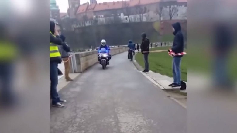 O krok od tragedii na krakowskich bulwarach! Tak nasza policja radzi sobie na motocyklach!