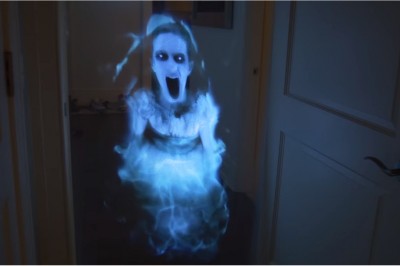 O mało nie zeszła na zawał! Gość straszy swoją dziewczynę hologramem ducha!