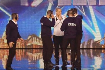 Obsługa wpada na scenę podczas jego występu! Teraz zobacz co zrobił gdy zabrali mu mikrofon z ręki!