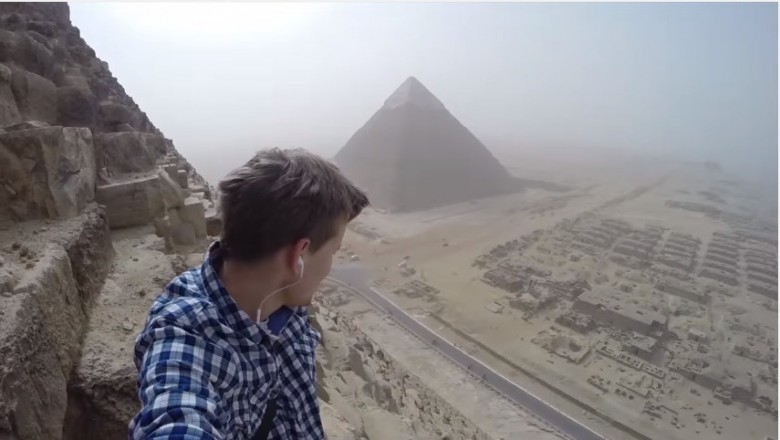 Odważny turysta wspiął się na Wielką Piramidę w Gizie! Ten widok wart był mandatu!
