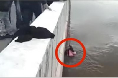 Ojciec bezskutecznie próbuje ratować dwie tonące córki! Jest zaskoczony gdy widzi kto mu pomaga!  