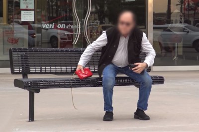 Okazja czyni złodzieja?! Zobacz co się działo gdy kobieta przypadkowo zostawiła torebkę na ławce!