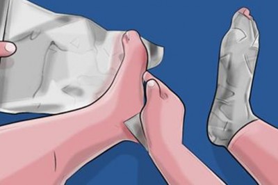 Owinęła stopy folią aluminiową! Po jednej godzinie efekt był zaskakujący! Musisz spróbować!