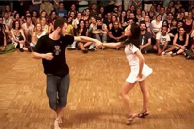 Para wychodzi na parkiet i zaskakuje wszystkich nietypowym tańcem! Całą publiczność oszalała!